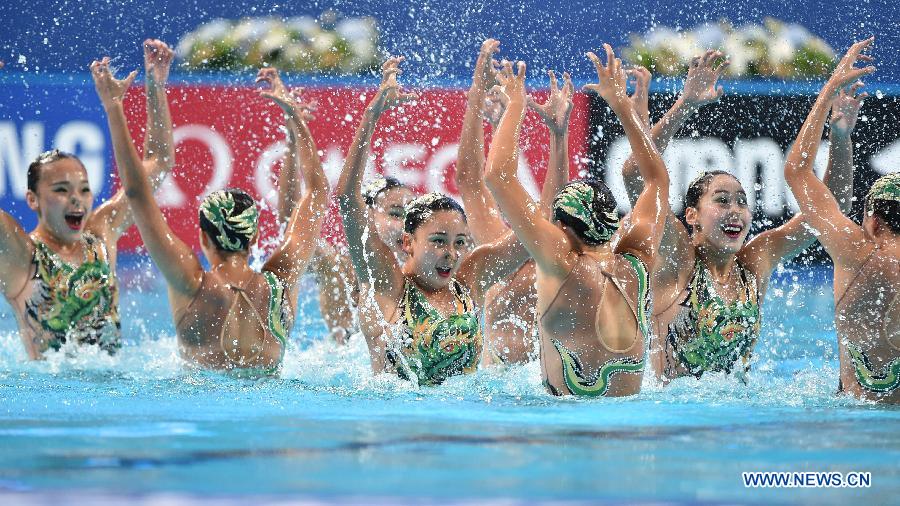 Team China competes during the team free final of the synchonised swimming at the FINA World Championships in Kazan, Russia, July 30, 2015.