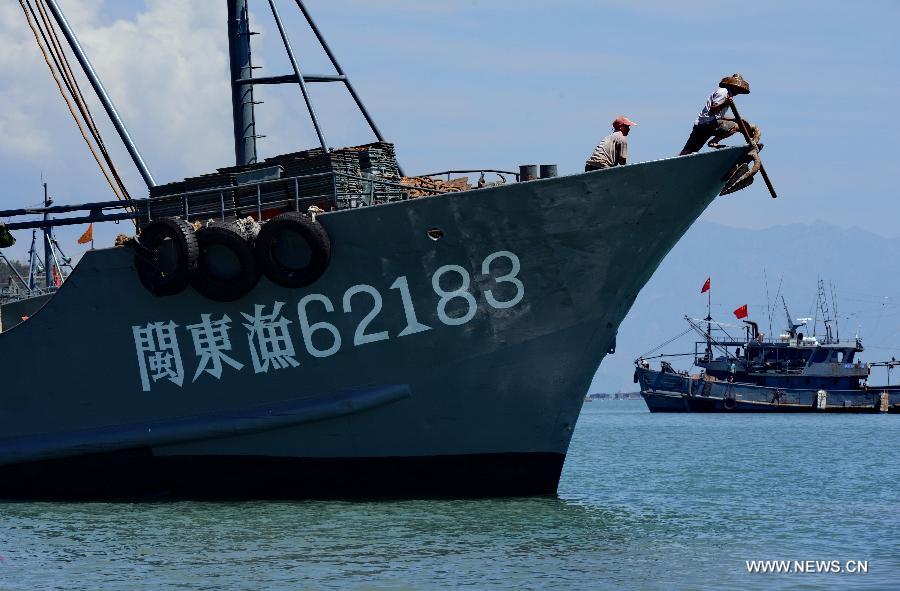 Fishing boats are ready to set sail from Tongling port in Dongshan County, southeast China's Fujian Province, Aug. 1, 2015. A three-month seasonal fishing ban in the sea area south of 26.5 degrees north latitude was lifted on Saturday. 