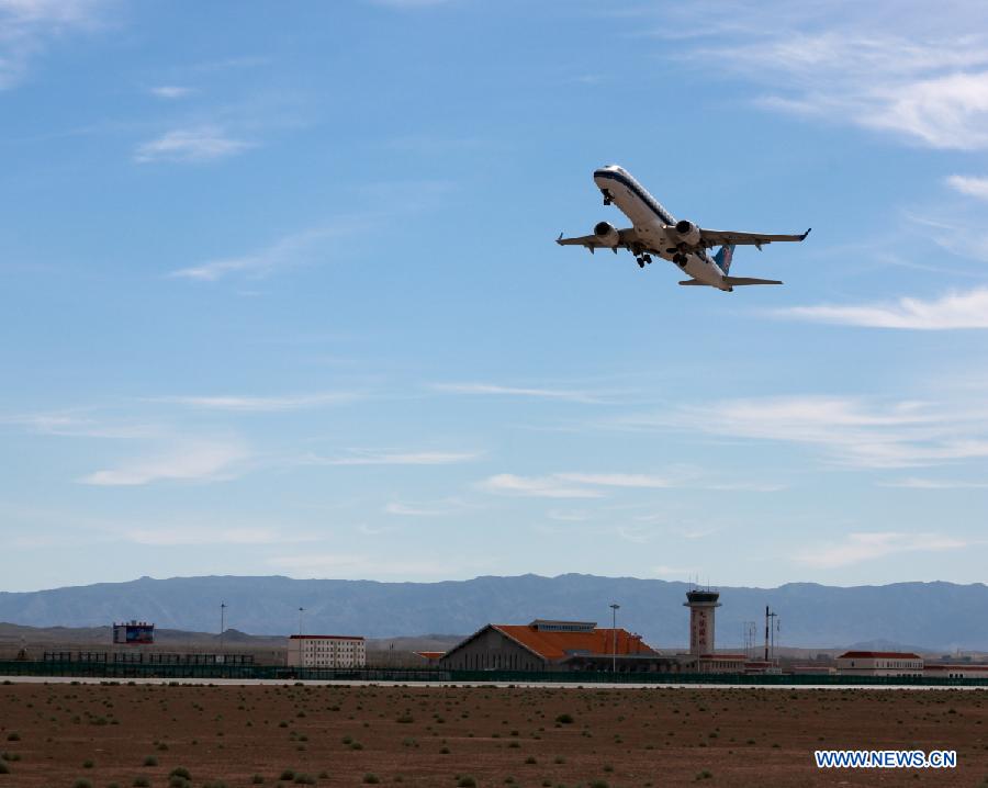 Koktokay Airport received its first flight from the regional capital Urumqi on Saturday. Koktokay, around 400 km from Urumqi, has abundant mineral and tourist resources. The new airport will bring Koktokay closer to the outside world.