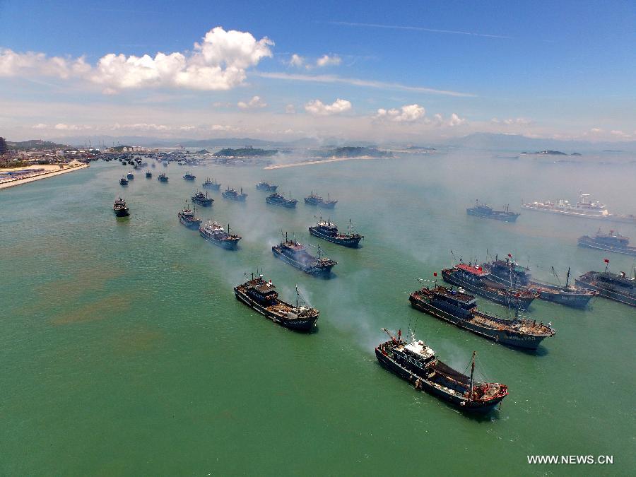 Fishing boats are ready to set sail from Tongling port in Dongshan County, southeast China's Fujian Province, Aug. 1, 2015. A three-month seasonal fishing ban in the sea area south of 26.5 degrees north latitude was lifted on Saturday. 