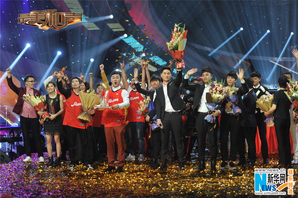 The finals for a singing contest 'Duets' organized by Beijing Television is held on August 1.(Source: Xinhuanet/ent) 　