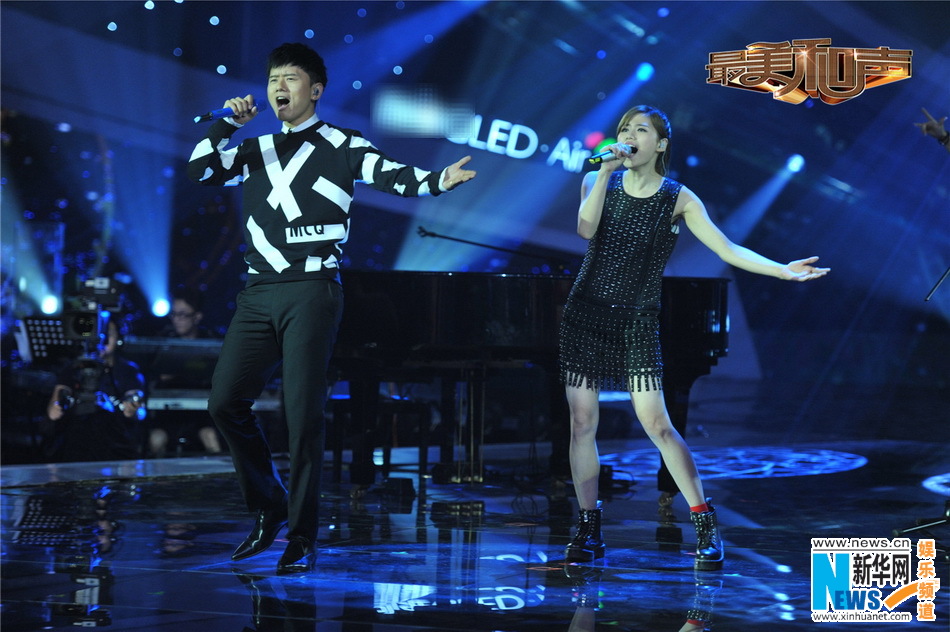 The finals of singing contest 'Duets' is held on August 1. (Source: Xinhuanet/ent) 　