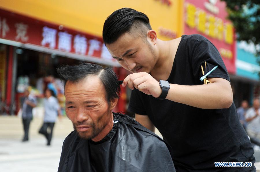 Selfless Barber Offers Free Haircuts To Homeless In C China