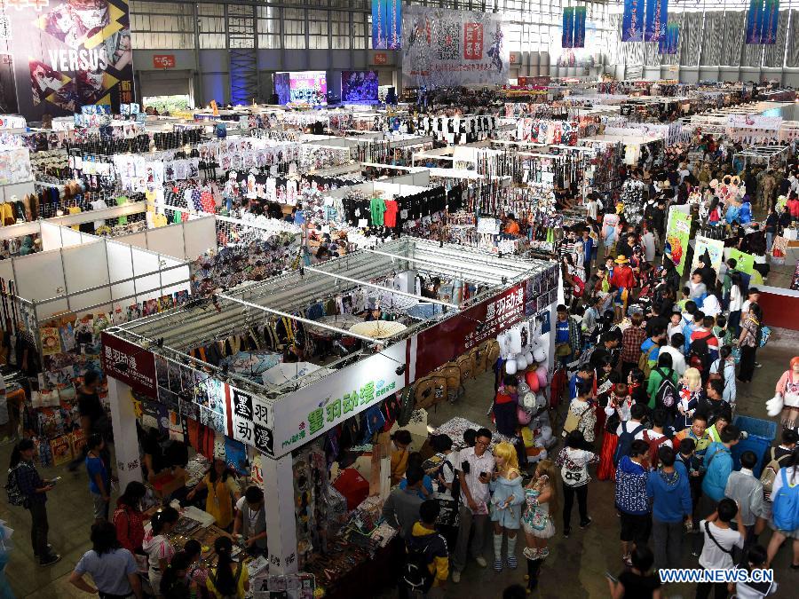 People visit the 2015 Yunnan Cultural Industry Expo in Kunming, capital city of southwest China's Yunnan Province, Aug. 7, 2015.