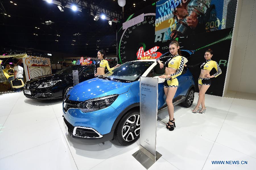 Photo taken on Aug. 6 shows models pose with a car during Taiyuan International Auto Show at Coal Transaction Centerin in Taiyuan, capital of China's north Shanxi province. The four-day auto show attracted over 20 domestic and foreign auto brands. (Xinhua/Zhan Yan)