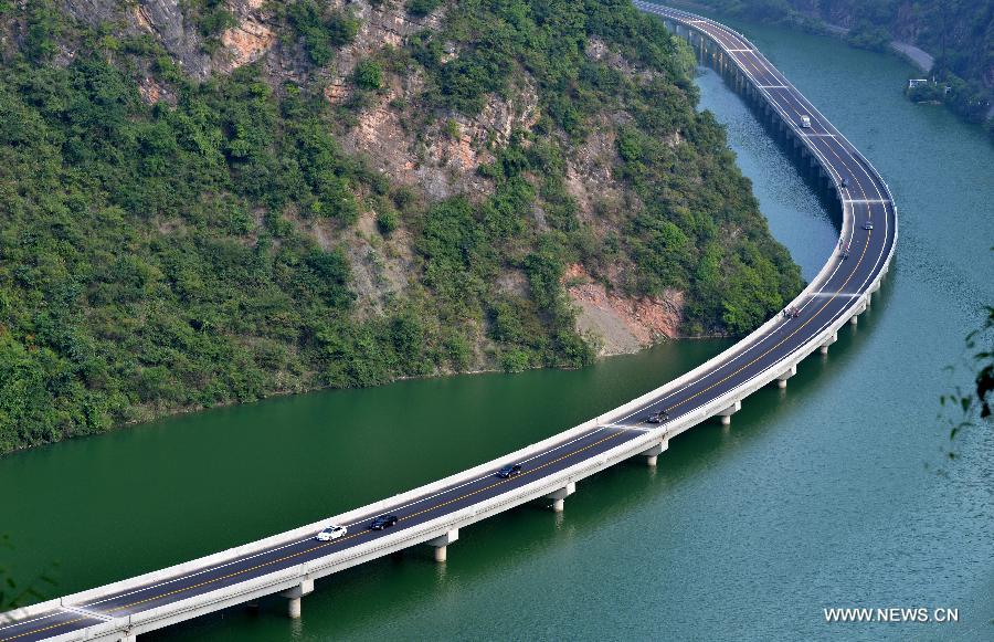  The highway, which is 10.9 kilometers long, is built overwater on a river. 