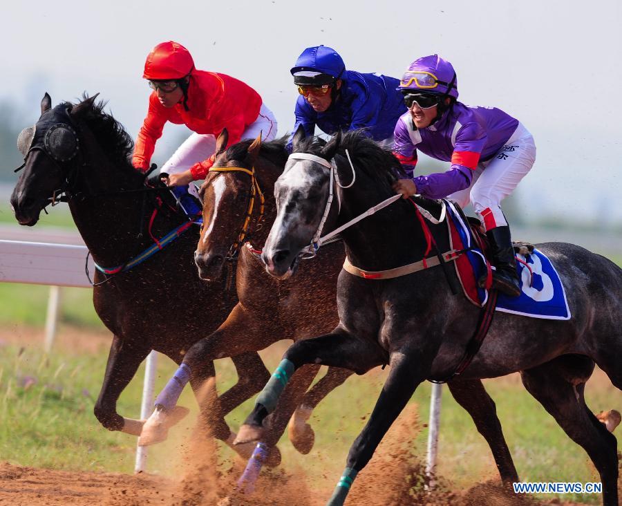 (SP)CHINA-ORDOS-NATIONAL ETHNIC GAMES-HORSE RACING(CN)