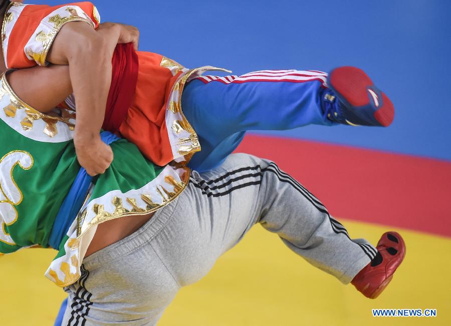 (SP)CHINA-ORDOS-NATIONAL ETHNIC GAMES-WRESTLING(CN)