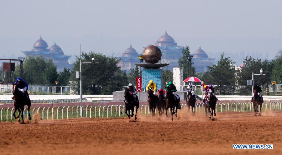 (SP)CHINA-ORDOS-NATIONAL ETHNIC GAMES-HORSE RACING(CN)