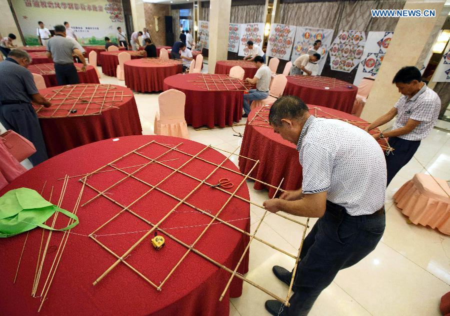 Thirty-three people participated in a kite making and drawing contest here on Wednesday. The 'Banyao' kite was listed as one of the national intangible cultural heritages in 2006.