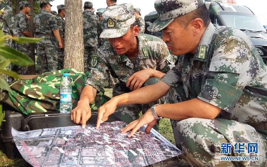 （天津港“8·12”事故）（1）国家核生化应急救援队准备进入核心区建筑搜救