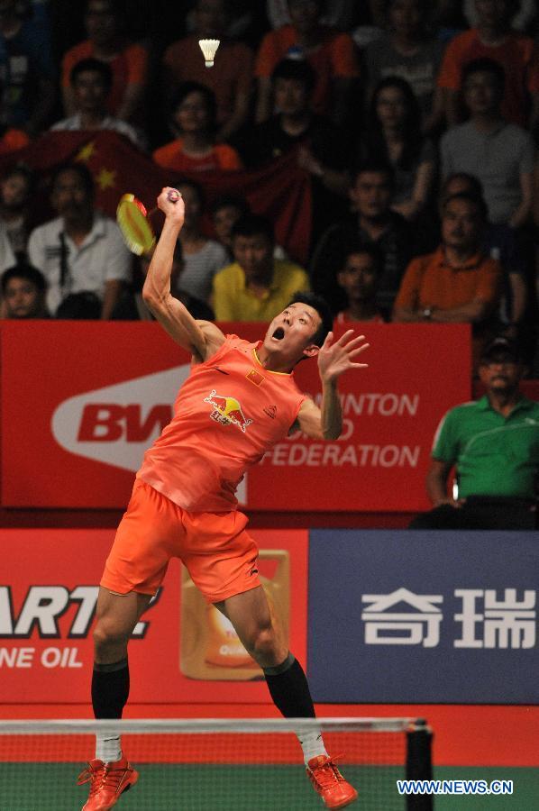 Chen Long of China returns the shuttlecock to Lee Chong Wei of Malaysia during their men's singles final match at the BWF World Championships 2015 in Jakarta, Indonesia, Aug. 16, 2015.