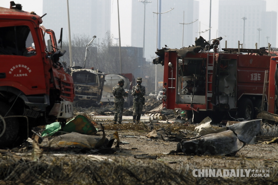 Chemical defense soldiers monitor Tianjin blast site