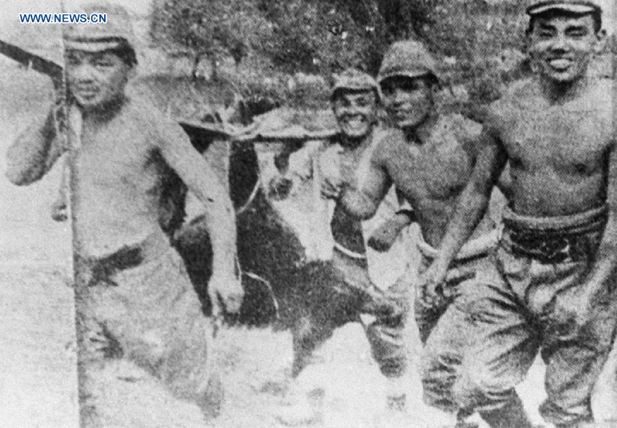 File photo shows Japanese soldiers loot a pig from local villagers during the WWII in Tengchong, southwest China's Yunnan Province.