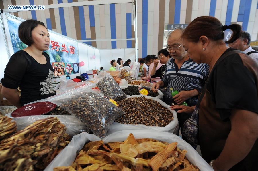 People select products at an agricultural products trade fair in Guiyang, capital of southwest China's Guizhou Province, Aug. 21, 2015. The three-day trade fair kicked off here Friday.