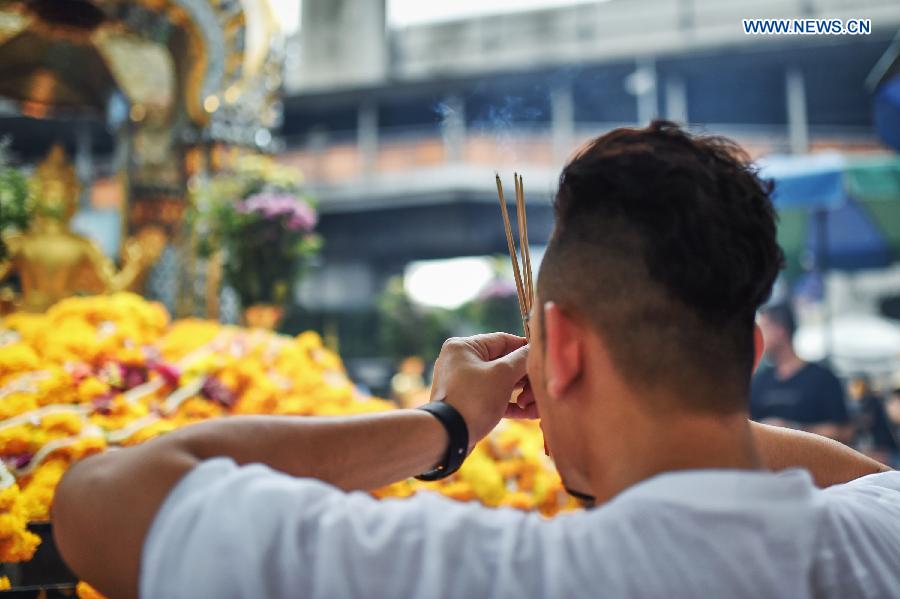 THAILAND-BANGKOK-EXPLOSION-PRAYER-AT-ERAWAN SHRINE