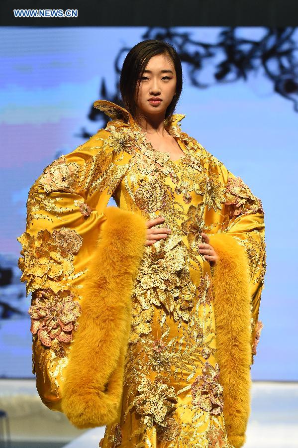 A model presents a creation during a show in Kunming, southwest China's Yunnan Province, Aug. 21, 2015.