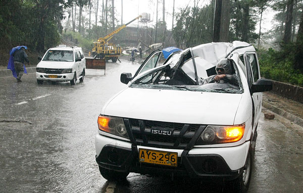 Typhoon Goni batters Philippines, kills four, displaces hundreds