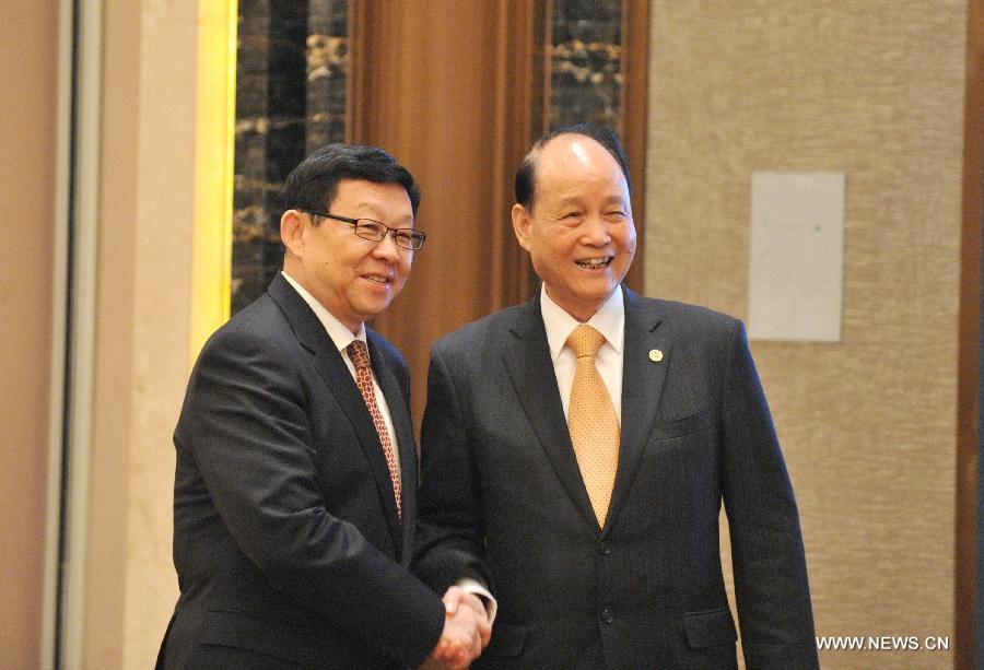 Chinese mainland-based Association for Relations Across the Taiwan Straits (ARATS) president Chen Deming (L) and Taiwan-based Straits Exchange Foundation (SEF) chairman Lin Join-sane shake hands before talks in Fuzhou, capital of southeast China's Fujian Province, Aug. 25, 2015.