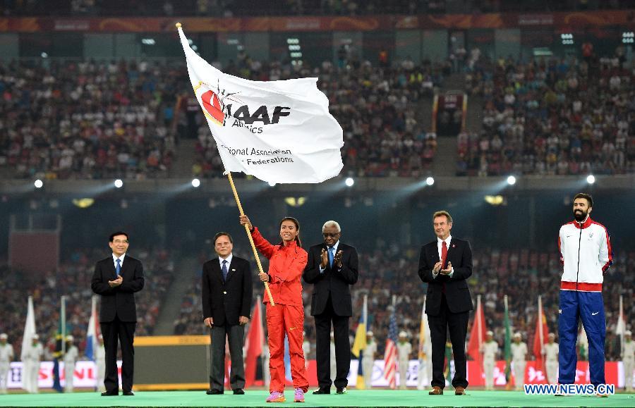 Women's 20km race walk gold medalist, Chinese athlete Liu Hong (3rd L) waves the IAAF flag during the closing ceremony of the 2015 IAAF World Championships at the 'Bird's Nest' National Stadium in Beijing, capital of China, Aug. 30, 2015.