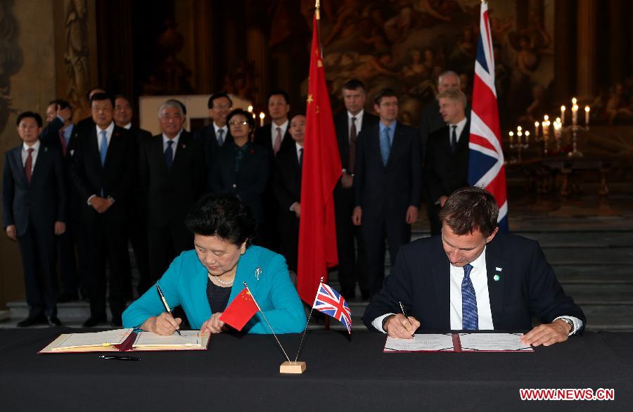 Chinese Vice Premier Liu Yandong (L Center) and British Health Secretary Jeremy Hunt (R Center) co-chair the third meeting of the China-Britain high-level cultural exchange mechanism in London, Britain, on Sept. 17, 2015. 