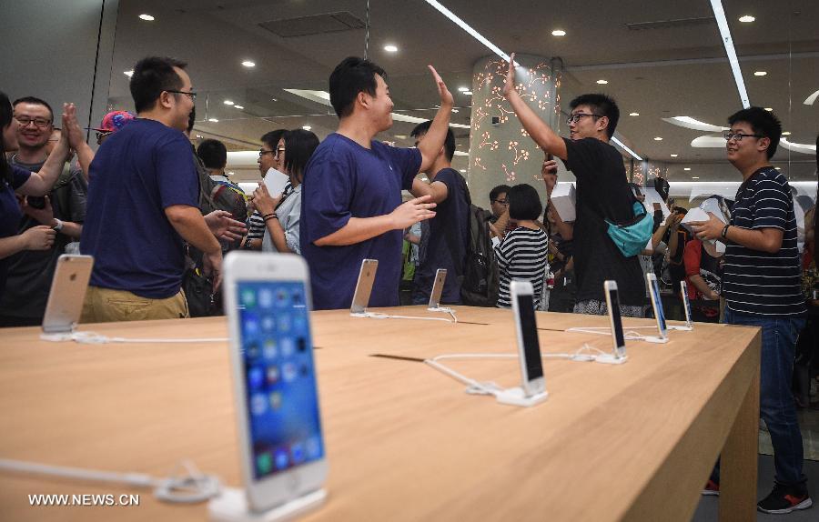 CHINA-NANJING-APPLE STORE-OPENING (CN)