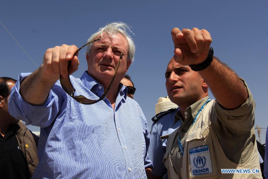 The UN under-secretary-general for humanitarian affairs, Stephen O'Brien (L), visits a refugee camp that hosts Syrian refugees, near the city of Mafraq, Jordan, Sept. 19, 2015.