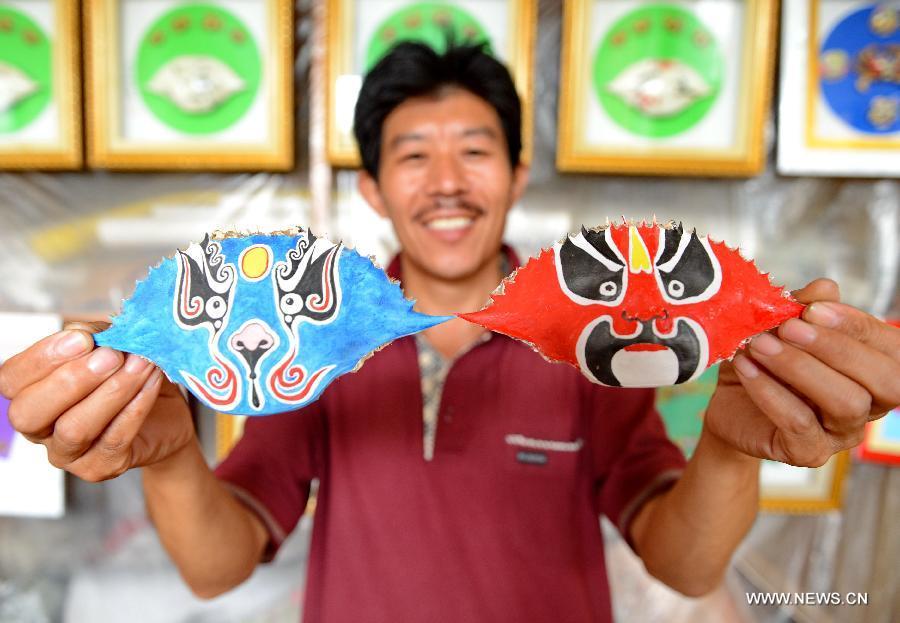 Villager in Heibei province draws paintings on crab shells