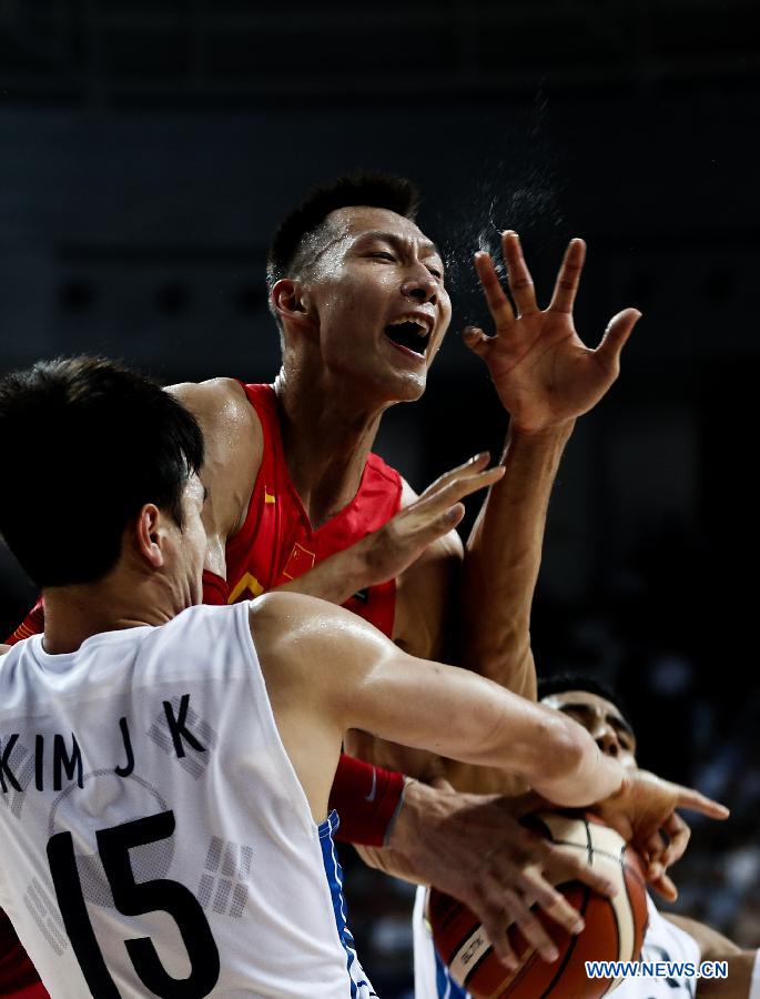 Yi Jianlian (C) of China breaks through during the preliminary round Group C match against South Korea at 2015 FIBA Asia Championship in Changsha, capital of central China's Hunan Province, Sept. 24, 2015. 