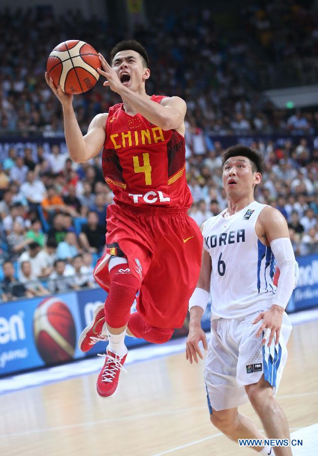 Zhao Jiwei(L) of China goes up for the basket during the preliminary round Group C match against South Korea at 2015 FIBA Asia Championship in Changsha, capital of central China's Hunan Province, Sept. 24, 2015. 