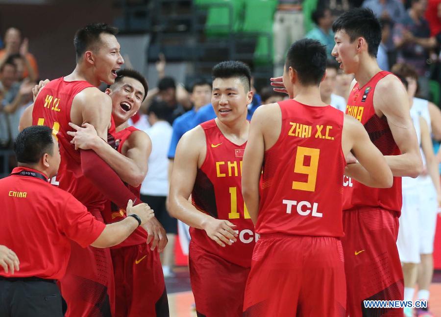 Yi Jianlian(1st, L) of China celebrates with his teammates after the preliminary round Group C match against South Korea at 2015 FIBA Asia Championship in Changsha, capital of central China's Hunan Province, Sept. 24, 2015.