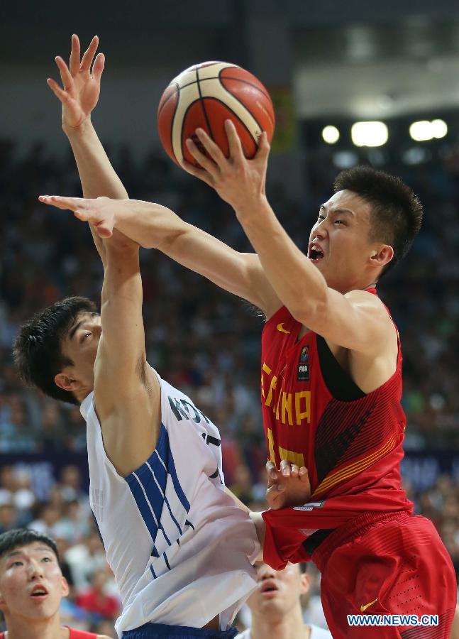 Zhou Peng (R) of China goes up for the basket during the preliminary round Group C match against South Korea at 2015 FIBA Asia Championship in Changsha, capital of central China's Hunan Province, Sept. 24, 2015. 