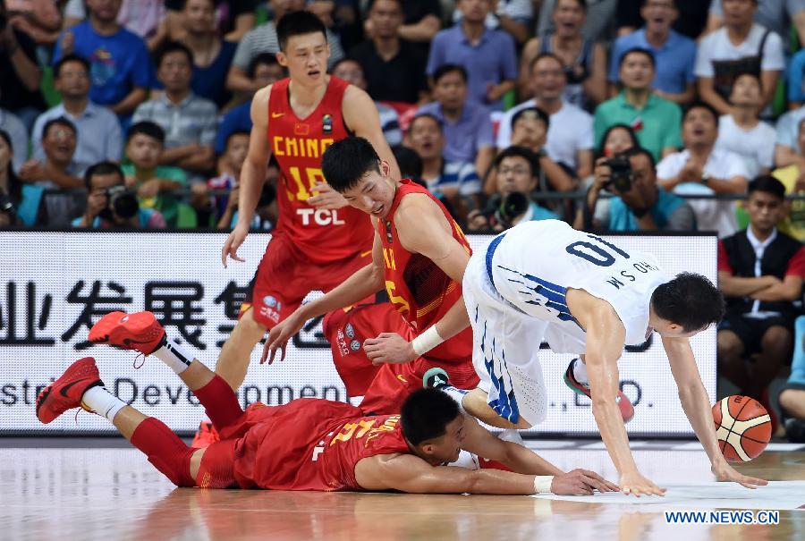 Zhou Qi(C) of China fails to get the ball during the preliminary round Group C match against South Korea at 2015 FIBA Asia Championship in Changsha, capital of central China's Hunan Province, Sept. 24, 2015. 