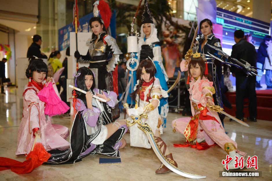 The photo shows an eye-catching cosplay featuring the popular online game JX 3 in a mall in hohhot on Oct. 11, 2015. The cosplay lovers are mostly students. (Photo source: Chinanews.com)