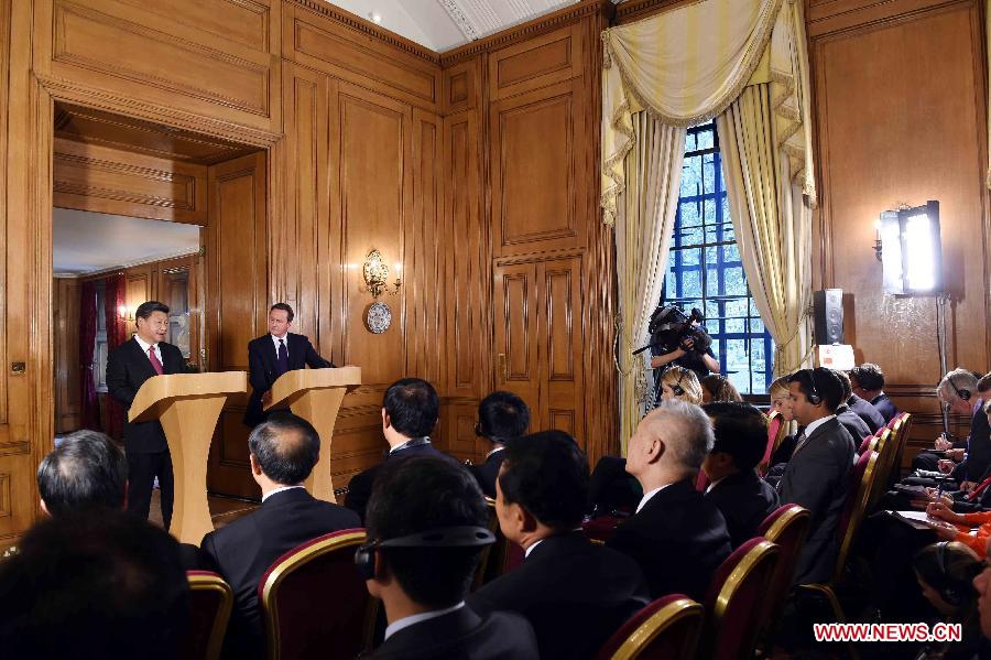 Chinese President Xi Jinping (L) and British Prime Minister David Cameron meet media after their talks at 10 Downing Street in London, Britain, Oct. 21, 2015. 