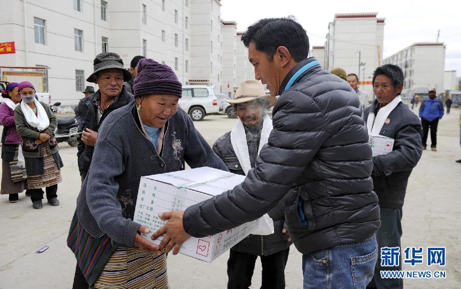 西藏日喀则樟木镇地震灾区群众搬进温馨家园