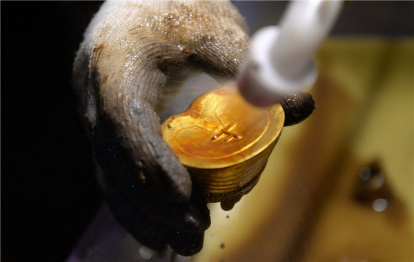 wo pieces of gold in the form of horse hoofs were unearthed from the tomb of Haihunhou in Nanchang, Jiangxi province, on Saturday. (Photo by Wang Xiang/Xinhua)