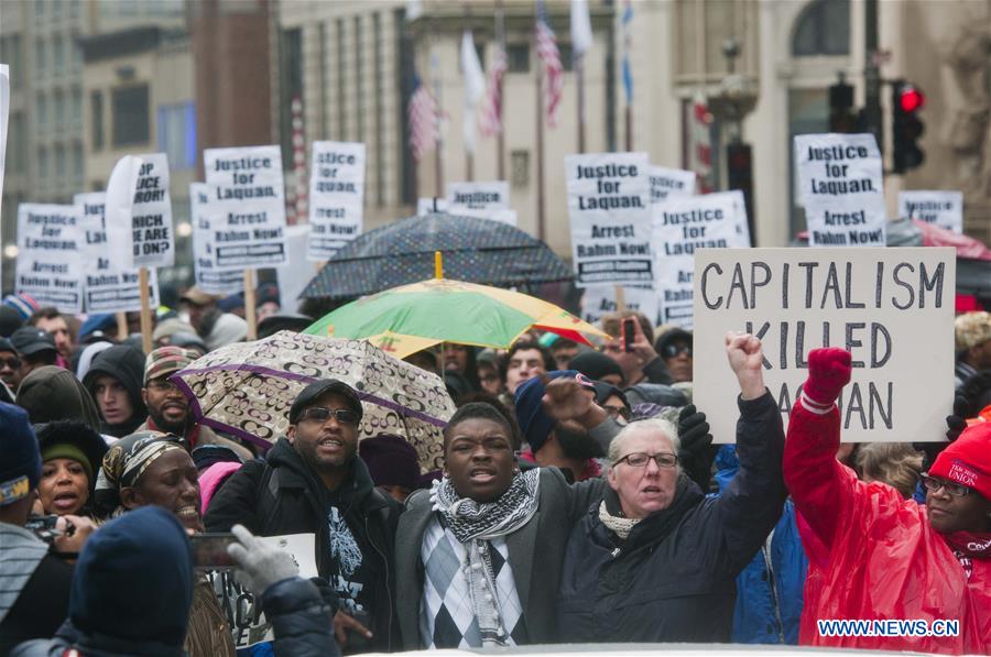 Demonstrators protest against last year's shooting death of black teenager Laquan McDonald by a white policeman in the downtown shopping district of Chicago, Illinois, Nov. 27, 2015. 