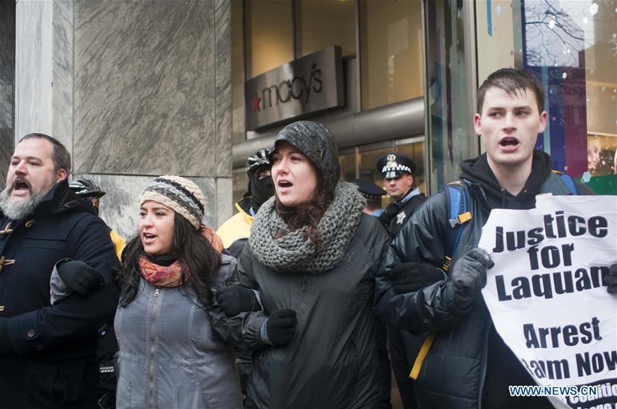 Demonstrators protest against last year's shooting death of black teenager Laquan McDonald by a white policeman in the downtown shopping district of Chicago, Illinois, Nov. 27, 2015. 