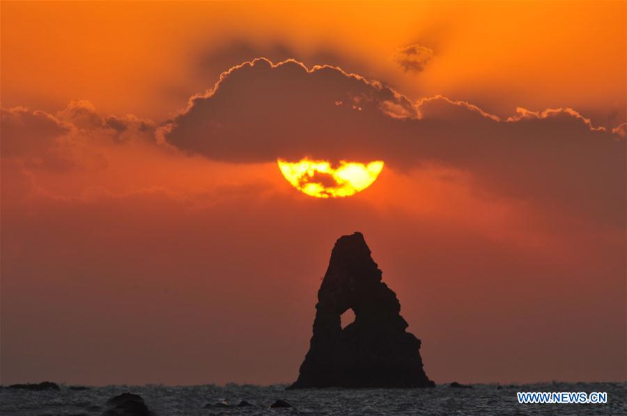 #CHINA-SHANDONG-QINGDAO-BEACH-SUNRISE(CN)