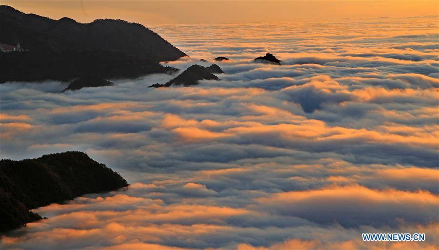 Photo taken on Dec. 6, 2015 shows the scenery of Lushan Mountain after a snowfall in Jiujiang, east China's Jiangxi Province.