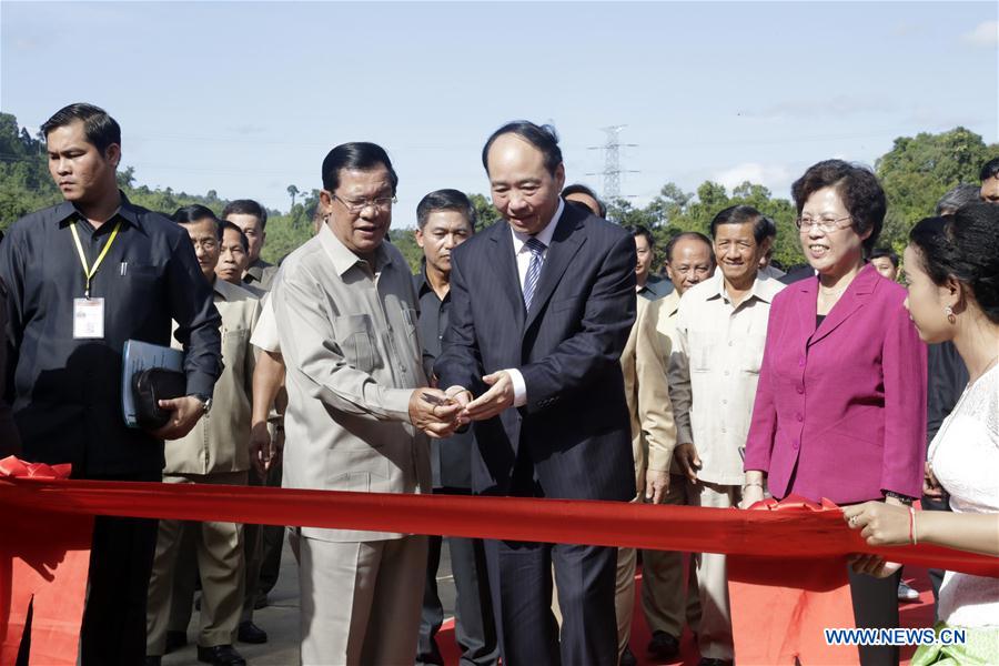 Cambodian Prime Minister Hun Sen (2nd L, front) and Shi Ke (3rd L, front), vice chairman of China National Machinery Industry Corporation, attend the ribbon-cutting ceremony during the inauguration of the 246-megawatt Tatay River Hydropower Plant in Koh Kong province, Cambodia, Dec. 23, 2015.