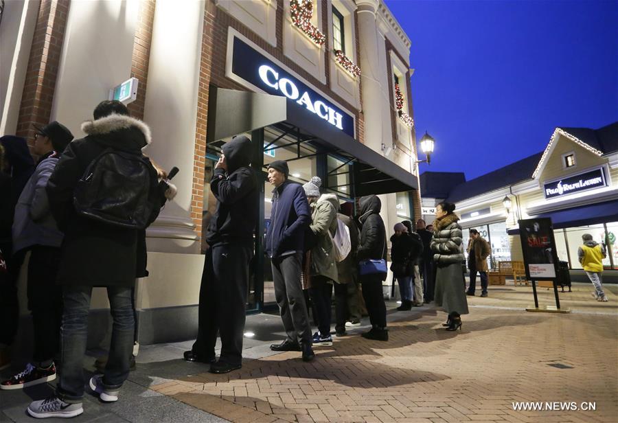 Boxing Day is the busiest and biggest shopping day in Canada. Retail outlets offer great bargain sale prices to attract thousands of post-Christmas shoppers. 