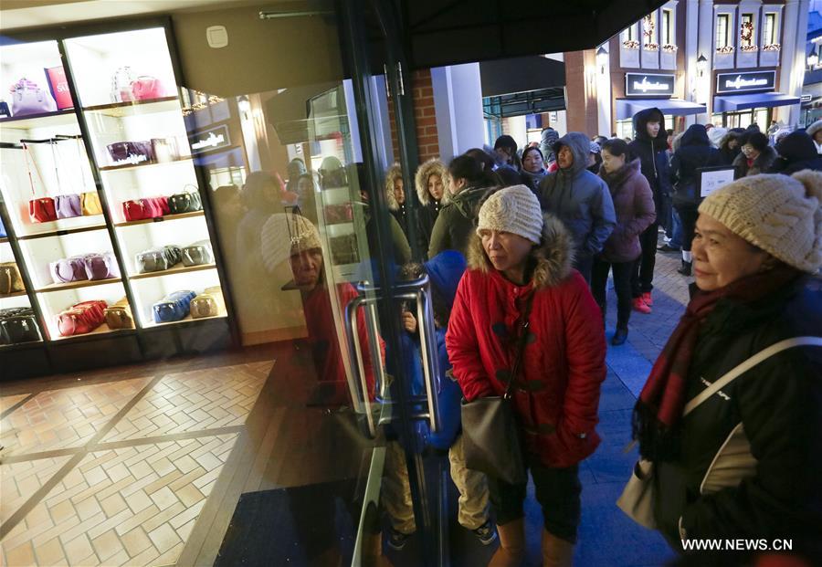 Boxing Day is the busiest and biggest shopping day in Canada. Retail outlets offer great bargain sale prices to attract thousands of post-Christmas shoppers. 