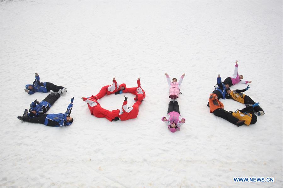 Skiers pose a pattern of 2016 to welcome the coming New Year in Yantai, east China's Shandong Province, Dec. 30, 2015.