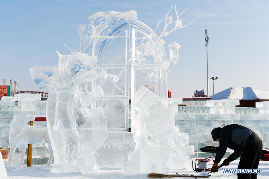 A Russian contestant makes ice sculpture during an international ice sculpture contest in Harbin, capital of northeast China's Heilongjiang Province, Jan. 4, 2016.