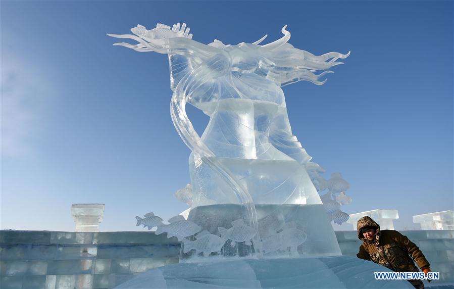 A Russian contestant makes ice sculpture during an international ice sculpture contest in Harbin, capital of northeast China's Heilongjiang Province, Jan. 4, 2016. 