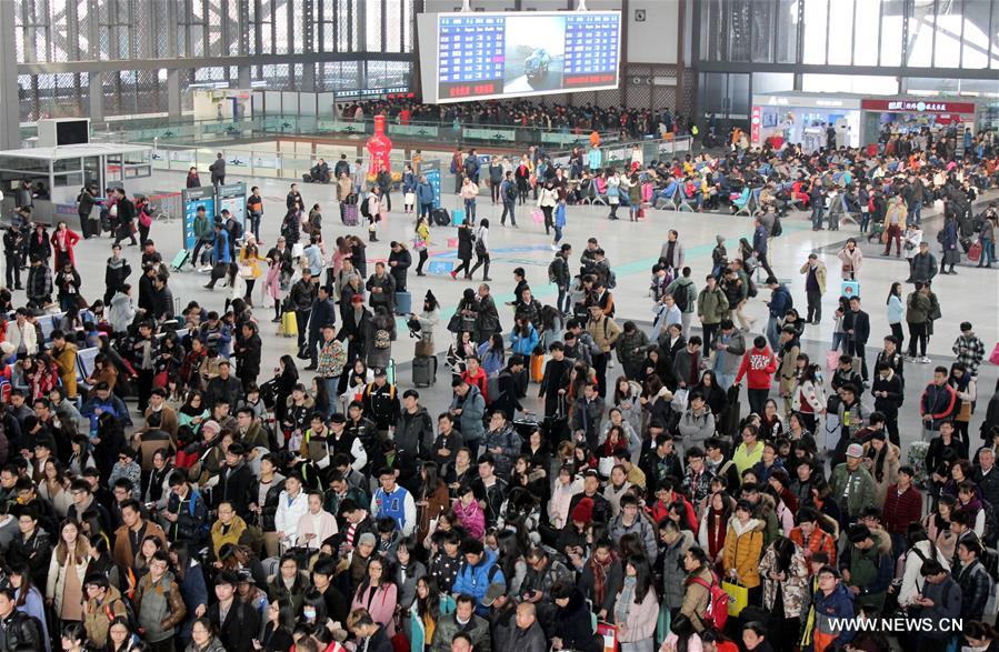 The country witnessed a travel peak on the last day of the three-day New Year holiday.