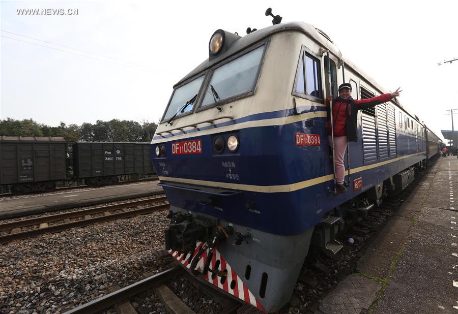 #CHINA-JIANGSU-NANJING-LAST SLOW-SPEED TRAIN (CN)