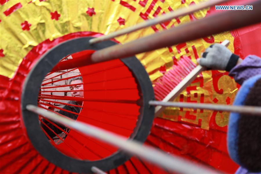 Workers make red lanterns in Tuntou Village, Gaocheng District, Shijiazhuang City, north China's Hebei Province, Jan. 13, 2016.